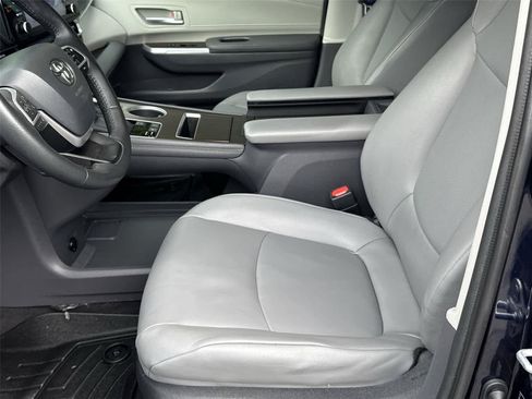 Used 2022 Toyota Sienna XLE FWD image 12