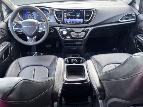 Used 2025 Chrysler Pacifica Select image 25