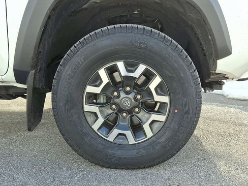 Certified 2022 Toyota Tacoma TRD Off-Road image 4