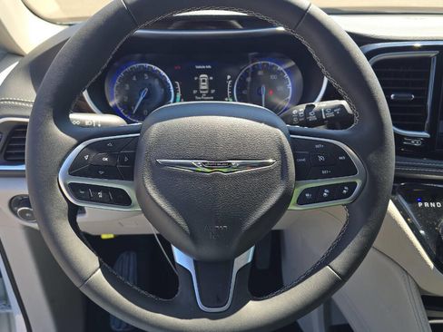 Used 2024 Chrysler Pacifica Limited FWD image 14
