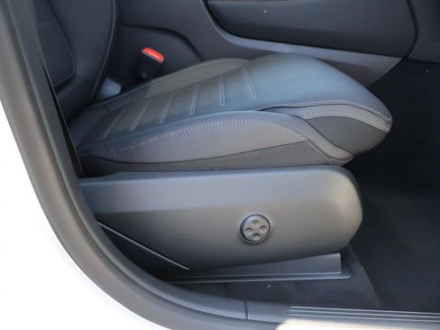 Used 2025 Mercedes-Benz GLC 43 AMG 4MATIC image 13