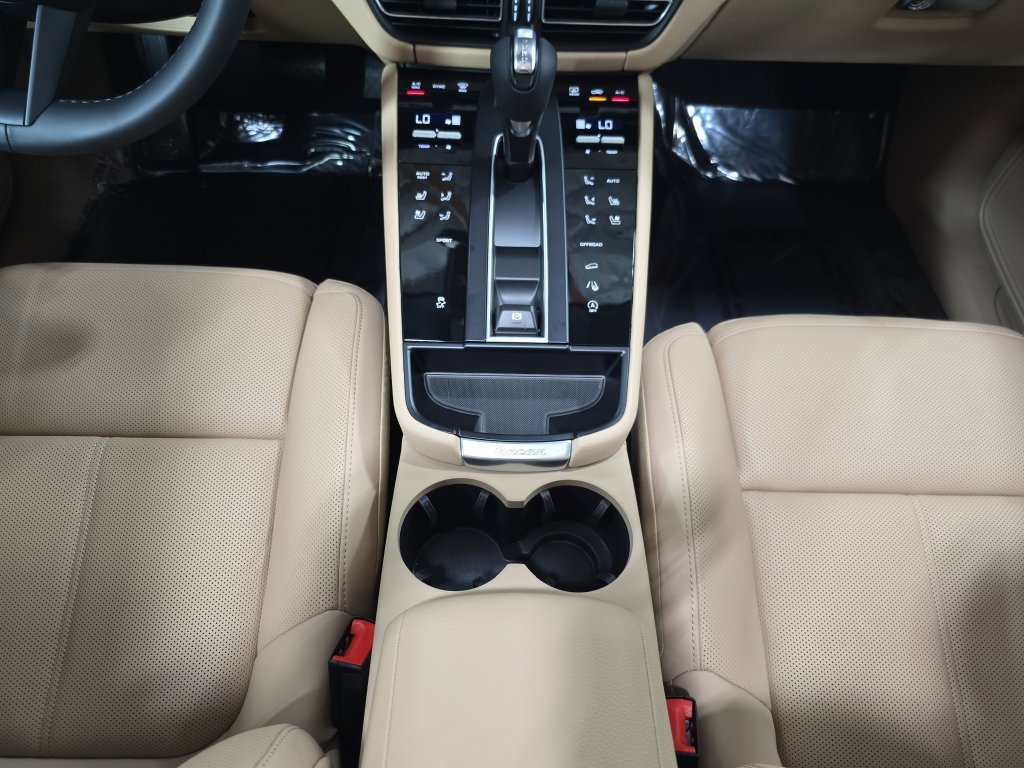Certified 2026 Porsche Macan AWD/4WD image 20
