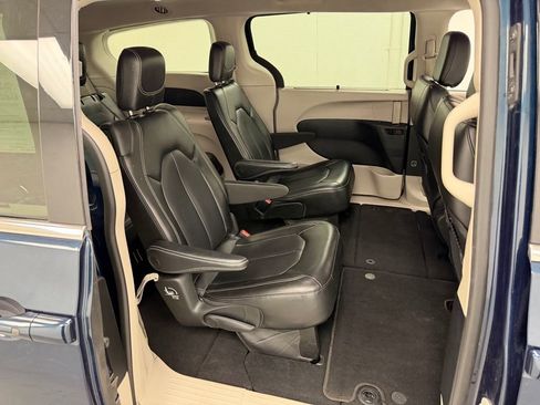Used 2023 Chrysler Pacifica Touring-L FWD image 13