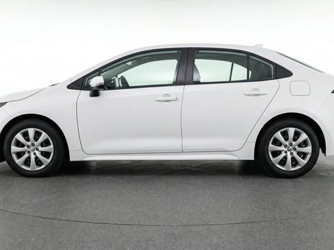 Used 2025 Toyota Corolla LE image 5