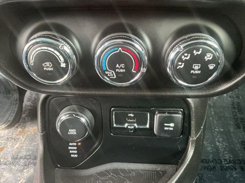 Used 2017 Jeep Renegade Latitude image 54