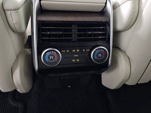 Used 2025 Land Rover Range Rover Long Wheelbase SE AWD/4WD image 38