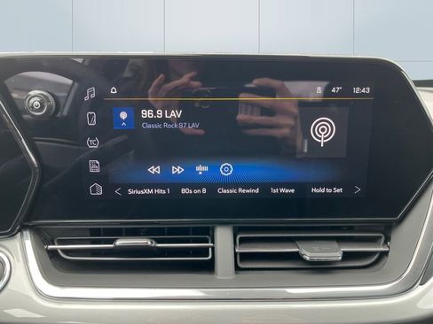 Used 2025 Chevrolet Trax LT FWD image 12