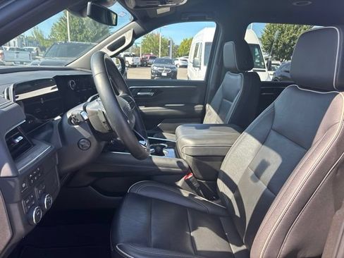 Used 2025 Chevrolet Suburban Premier AWD/4WD image 9