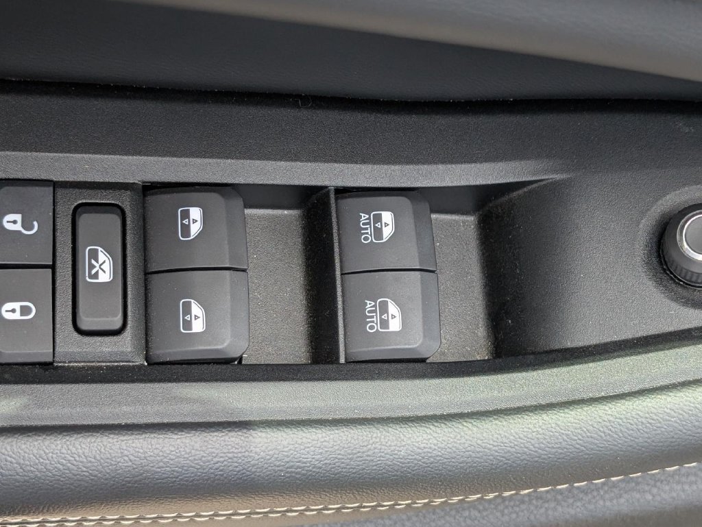 Used 2025 Jeep Grand Cherokee Altitude RWD image 15