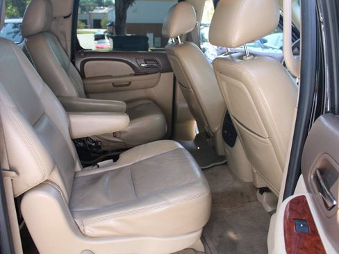 Used 2011 Chevrolet Suburban LTZ RWD image 18