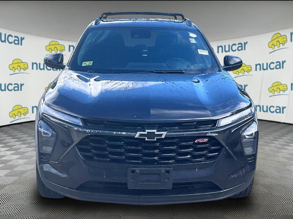 Used 2024 Chevrolet Trax RS w/ Sunroof Package FWD image 2
