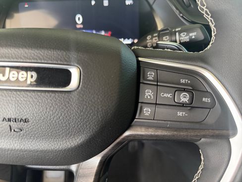 Used 2026 Jeep Grand Cherokee Altitude AWD/4WD image 15