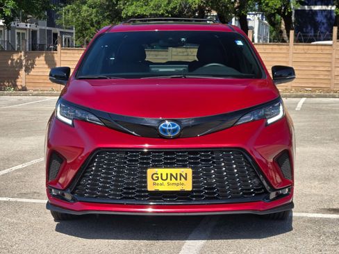 Used 2025 Toyota Sienna XSE FWD image 9