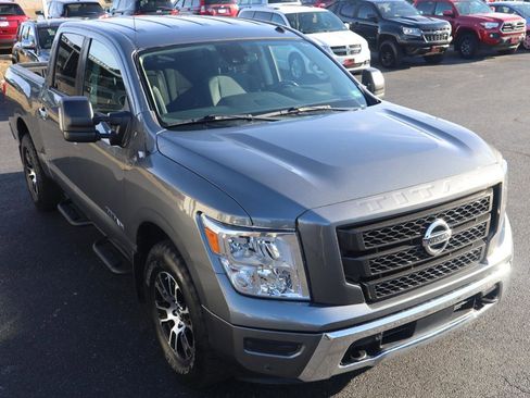 Used 2021 Nissan Titan SV w/ SV Convenience Package image 12