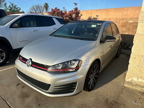 Used 2017 Volkswagen GTI SE image 2