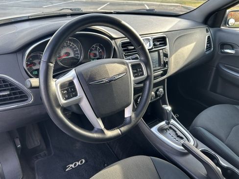 Used 2011 Chrysler 200 Touring image 2