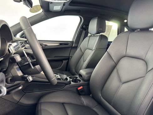 Certified 2026 Porsche Macan AWD/4WD image 5
