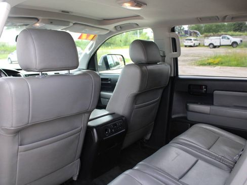 Used 2017 Toyota Sequoia SR5 AWD/4WD image 17