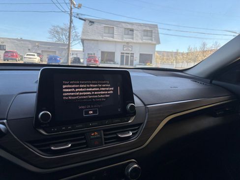 Used 2025 Nissan Altima 2.5 SV FWD image 34