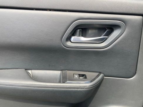 Used 2025 Nissan Rogue SV image 10