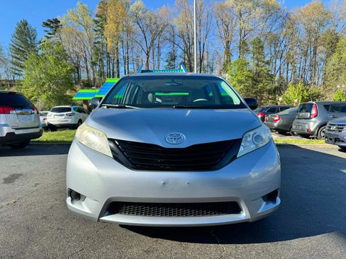 Used 2011 Toyota Sienna image 2
