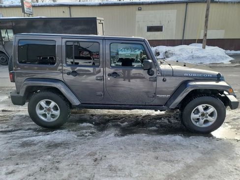 Used 2017 Jeep Wrangler Unlimited Rubicon w/ Connectivity Group image 4