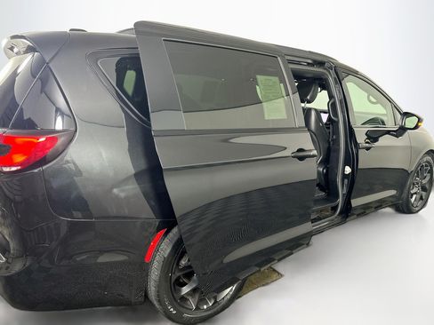 Used 2023 Chrysler Pacifica Touring-L w/ S Appearance Package FWD image 34