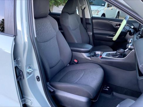 Used 2021 Toyota RAV4 XLE FWD image 9