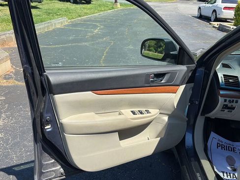 Used 2014 Subaru Outback 2.5i Limited w/ Moonroof Package AWD/4WD image 9