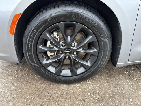 Used 2021 Chrysler Pacifica Touring w/ S Appearance Package FWD image 12