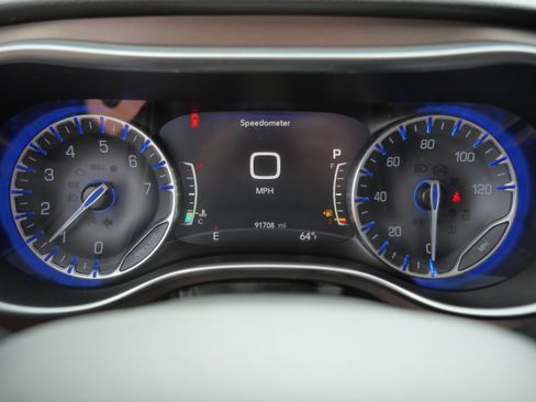 Used 2018 Chrysler Pacifica Touring-L Plus FWD image 22