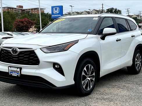 Used 2023 Toyota Highlander XLE AWD/4WD image 1