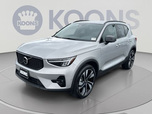 Used 2023 Volvo XC40 B5 Plus w/ Protection Package Premier AWD/4WD image 5