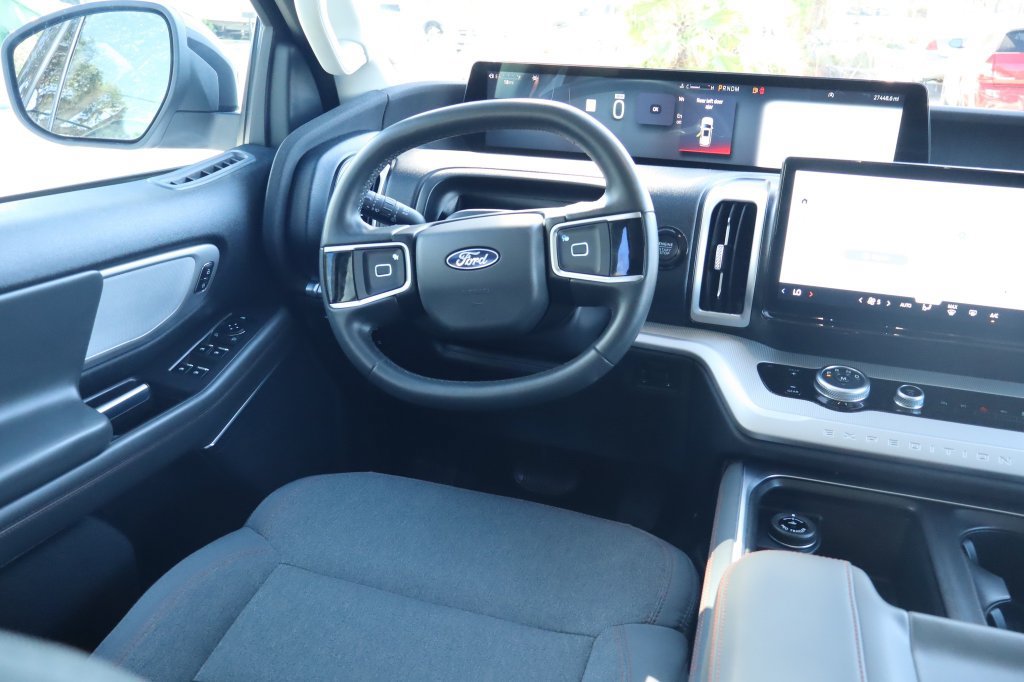 Used 2025 Ford Expedition Active AWD/4WD image 28