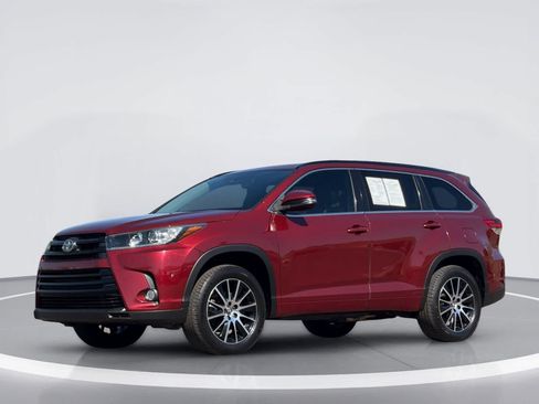 Used 2017 Toyota Highlander SE w/ Carpet Mat Package FWD image 1