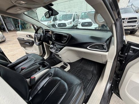 Used 2017 Chrysler Pacifica Touring-L image 15
