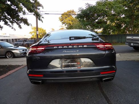 Used 2018 Porsche Panamera 4 image 21