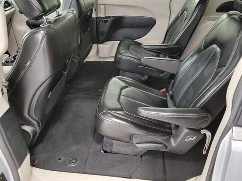 Used 2024 Chrysler Pacifica Touring-L image 21