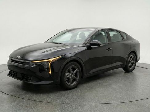 Used 2025 Kia K4 LXS image 3
