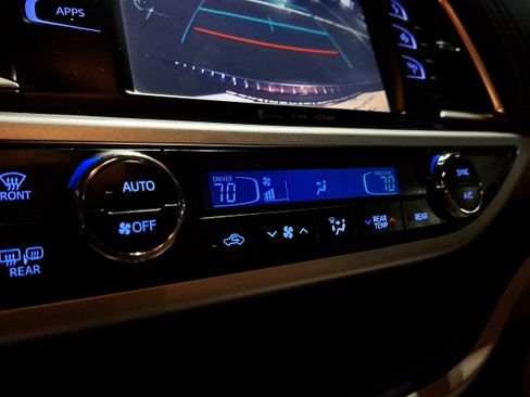 Certified 2018 Toyota Highlander Plus w/ Carpet Mat Package (TMS) image 30