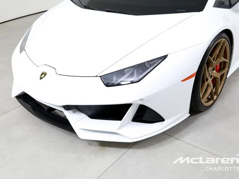 Used 2020 Lamborghini Huracan EVO image 28