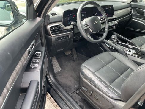 Used 2024 Kia Telluride EX w/ EX Captain's Chair Package FWD image 4