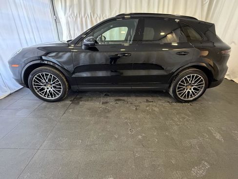 Used 2023 Porsche Cayenne Platinum Edition image 2