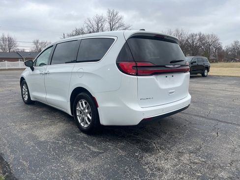 Used 2024 Chrysler Pacifica Touring-L image 2
