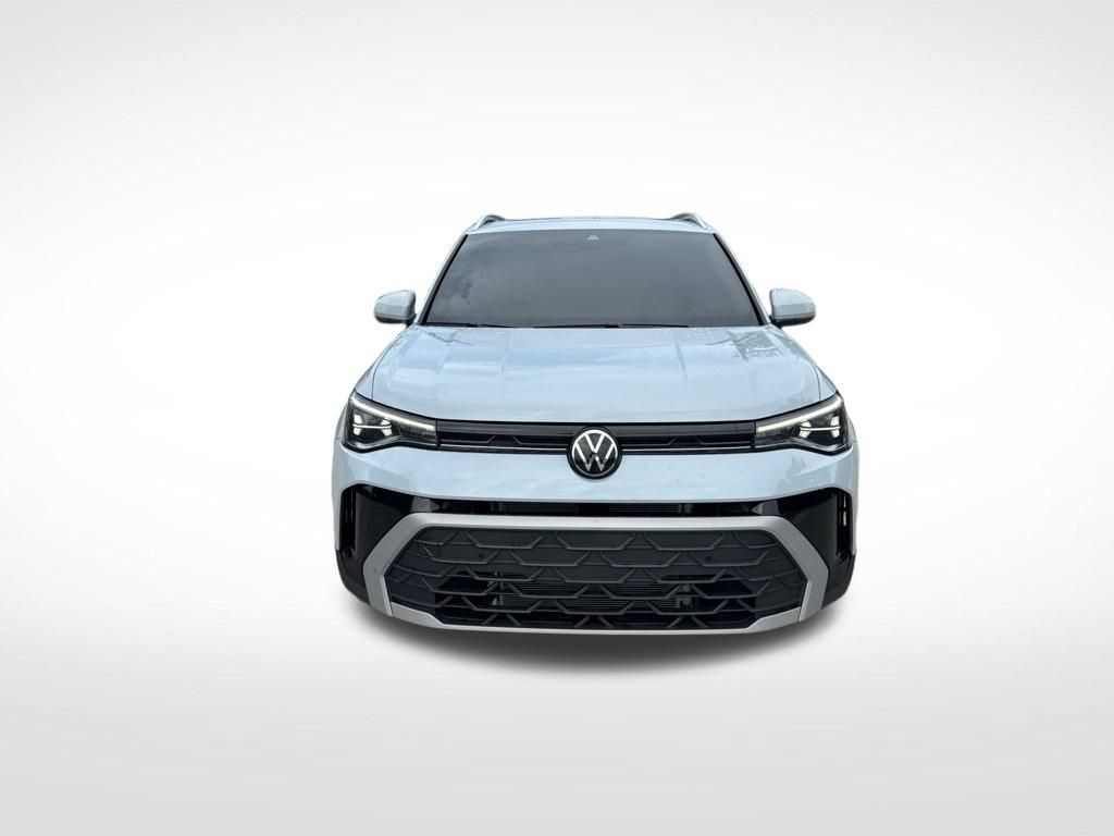 Used 2025 Volkswagen Taos SE w/ Panoramic Sunroof Package FWD image 3