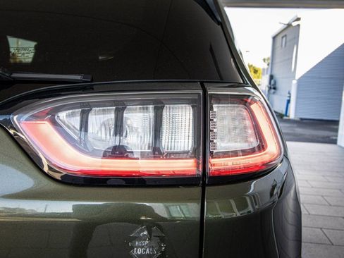 Used 2019 Jeep Cherokee Latitude Plus image 17