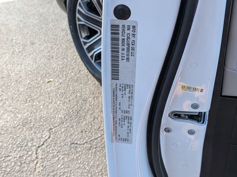 Certified 2024 Jeep Wagoneer Series II image 37