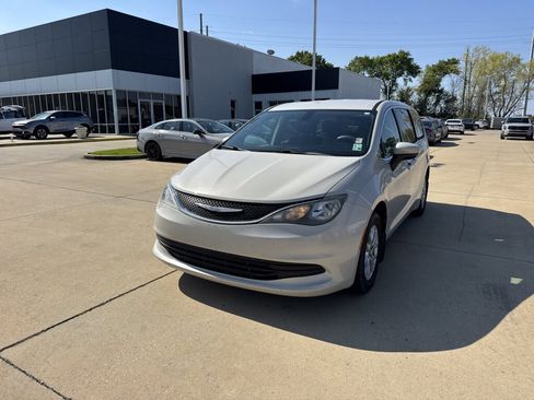 Used 2017 Chrysler Pacifica Touring image 4