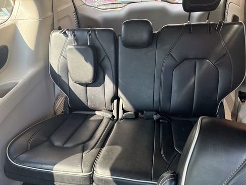 Used 2023 Chrysler Pacifica Limited FWD image 6