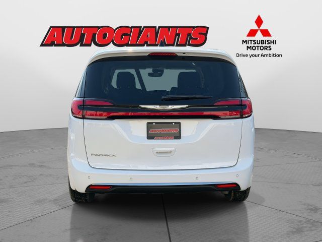 Used 2024 Chrysler Pacifica Touring-L FWD image 5